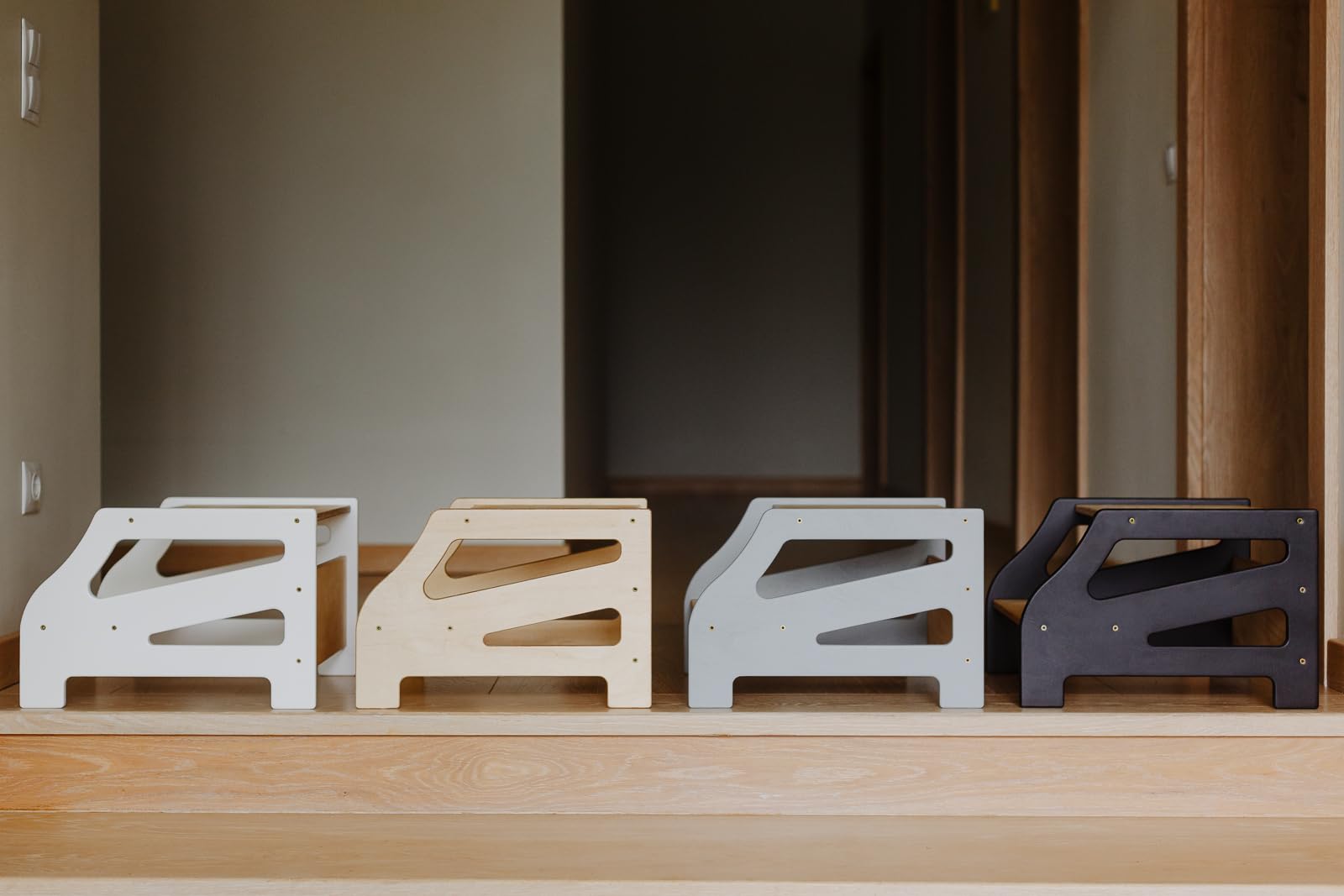 Weco Tritthocker mit 2 Stufen Streifendesign Holzhocker für Kinder Kindertreppchen Schemel Kindermöbel für Bad Küche Kinderzimmer ab 2 Jahre Toilettenhocker Hocker Holz Kinderzimmer Möbel (Weiß)