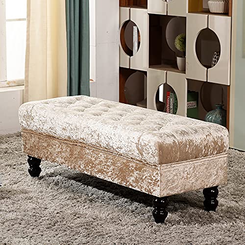 Pouf en velours champagne capitonné pour optimiser le confort du salon
