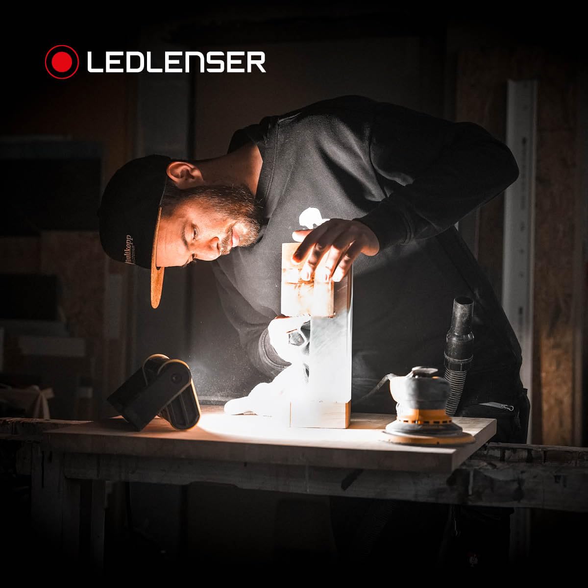 Ledlenser AF4R Work Rechargeable Floodlight, 2000lm, up to 20h Run Time | Luz blanca o cálida, regulable, portátil y con enchufe de red, magnética, IP67, USB-C, lámpara LED para taller y garaje