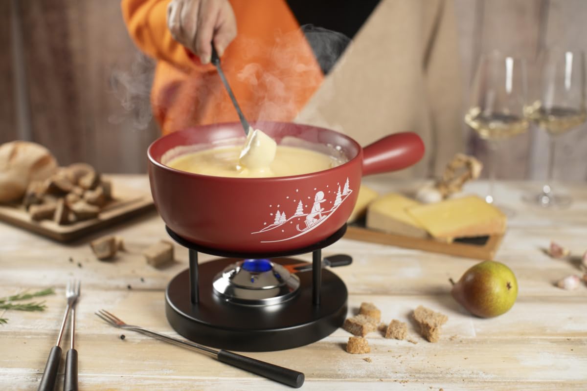 Kuhn Rikon Caquelon Fondue Rouge mat Winterspass - Argile Artisanale, Décor Hivernal, 23 cm, 2,6 l - Service Fondue Fromage pour 4 à 6 Personnes