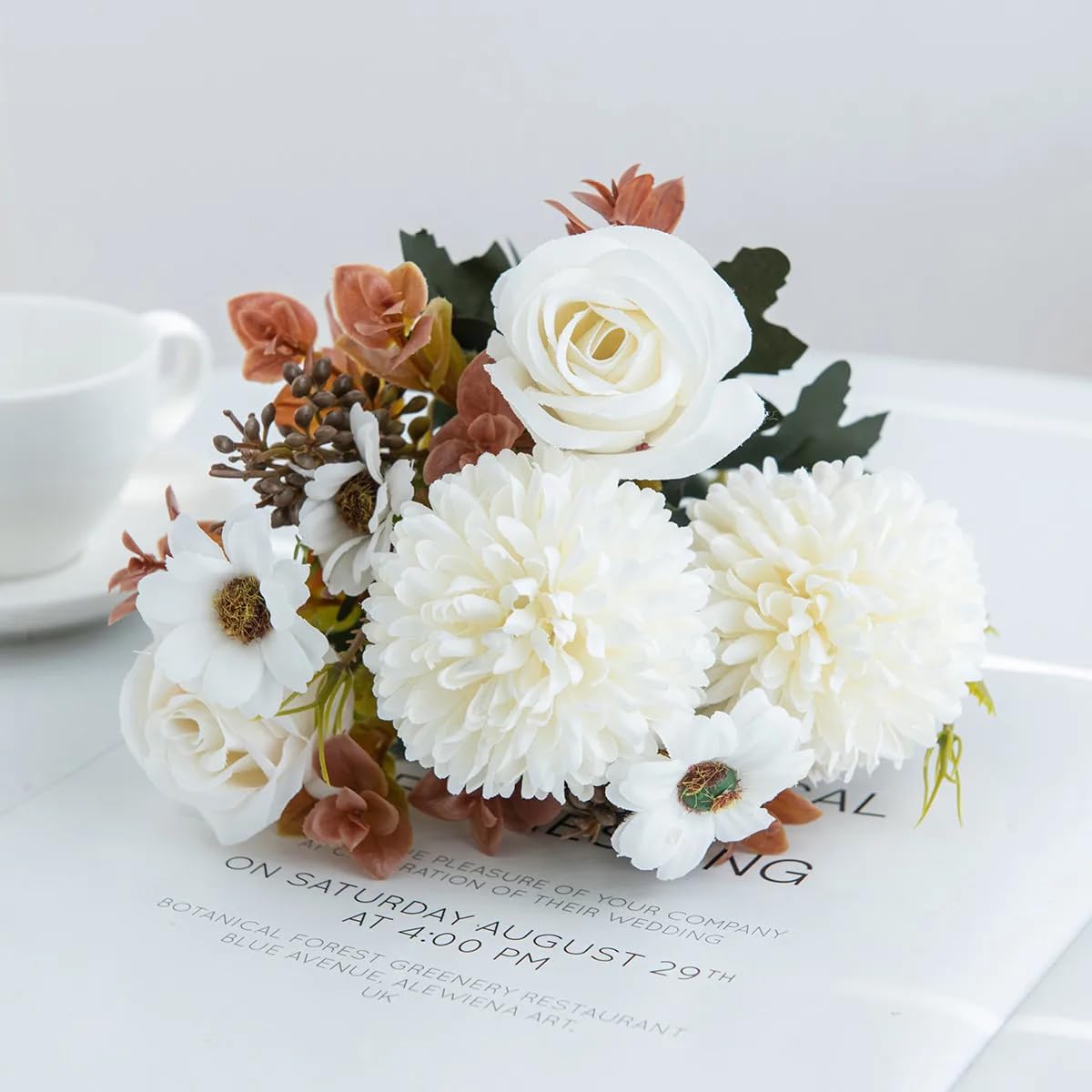 Fleurs en soie réalistes pour souvenirs de mariage et douce poésie végétale à la maison