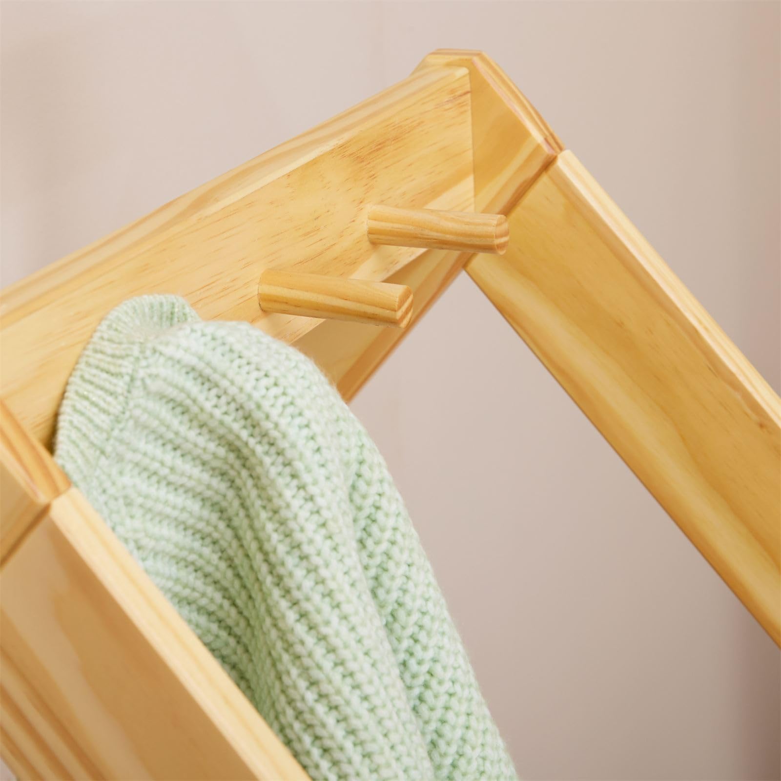 IDIMEX Étagère à vêtement Enfant Sally en Pin Massif, Dressing Enfant avec Tringle à Vêtements, Tablette Inférieure Blanche, Penderie Enfant Montessori