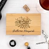 Wanapix | Weinaccessoire-Set | Personalisierte Geschenkbox mit personalisierbarem Text | Inkl. Korkenzieher, Flaschenverschluss und Tropfring | Personaliserbarer Deckel | Weingut