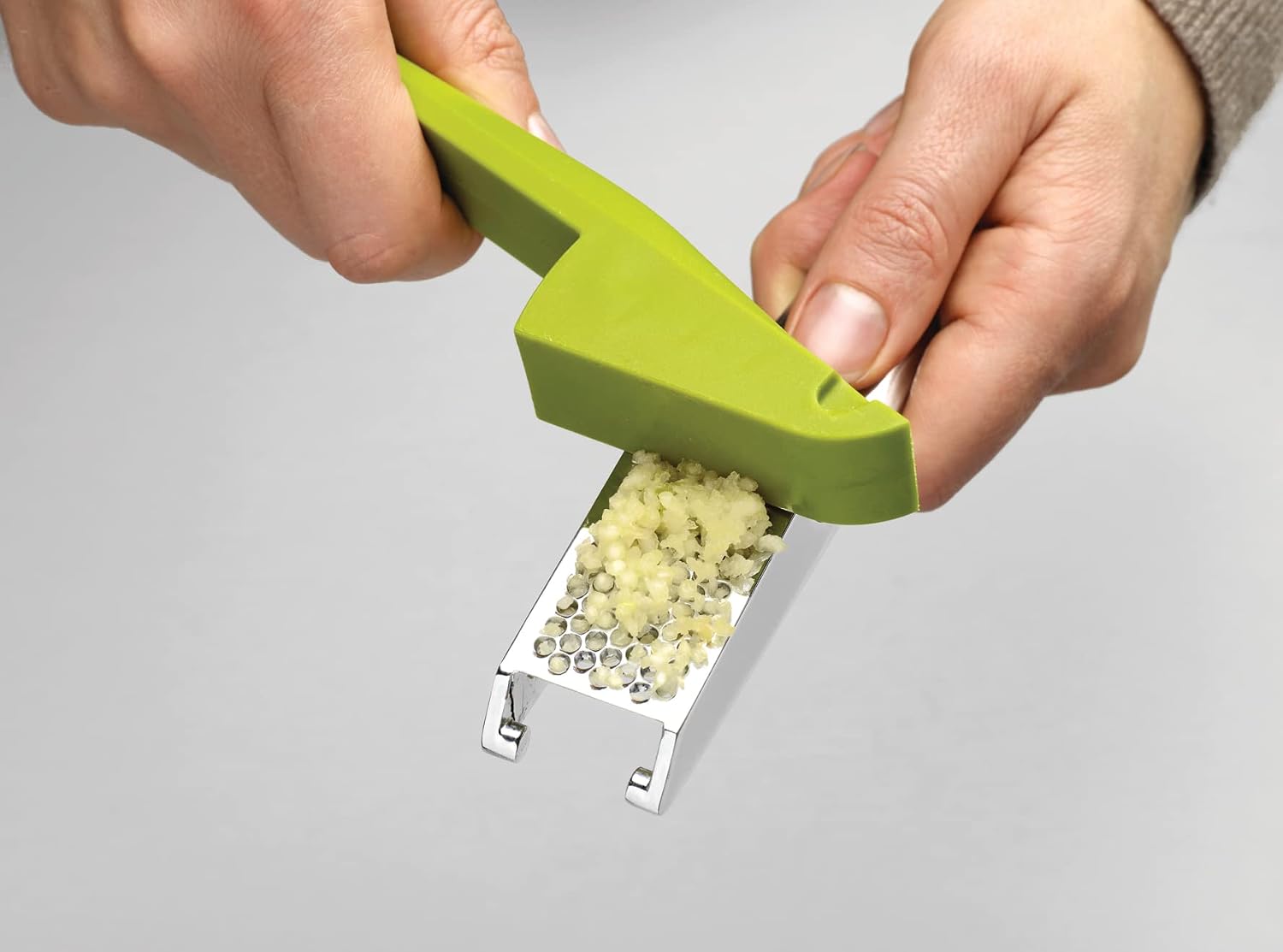 Joseph Joseph Easy-Press Garlic Press with Integrated Scraping Tool, Green
