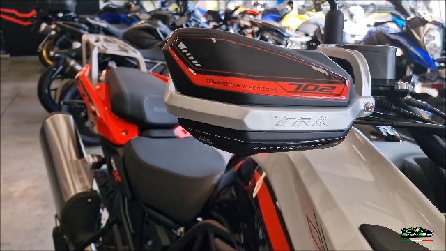 Adesivi 3D Compatibili Con Benelli TRK 702X 2023-2025 Maniglie Passeggero Rosse - 3