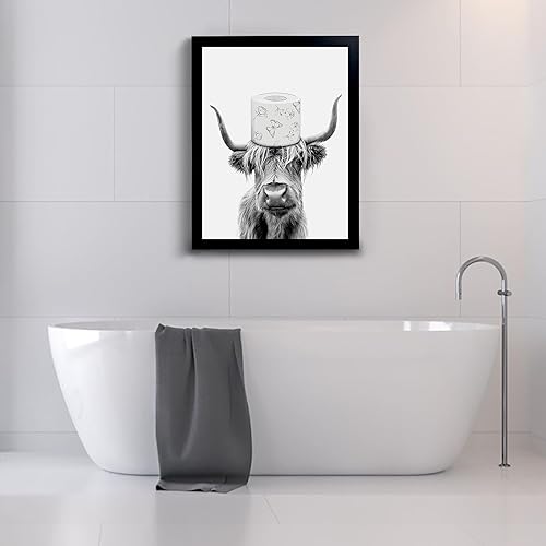 Vista 24 de YongArt Decoración de baño enmarcada en negro, divertido arte de pared de vaca de las tierras altas en bañera, 8 x 10 pulgadas Arte de pared de vaca