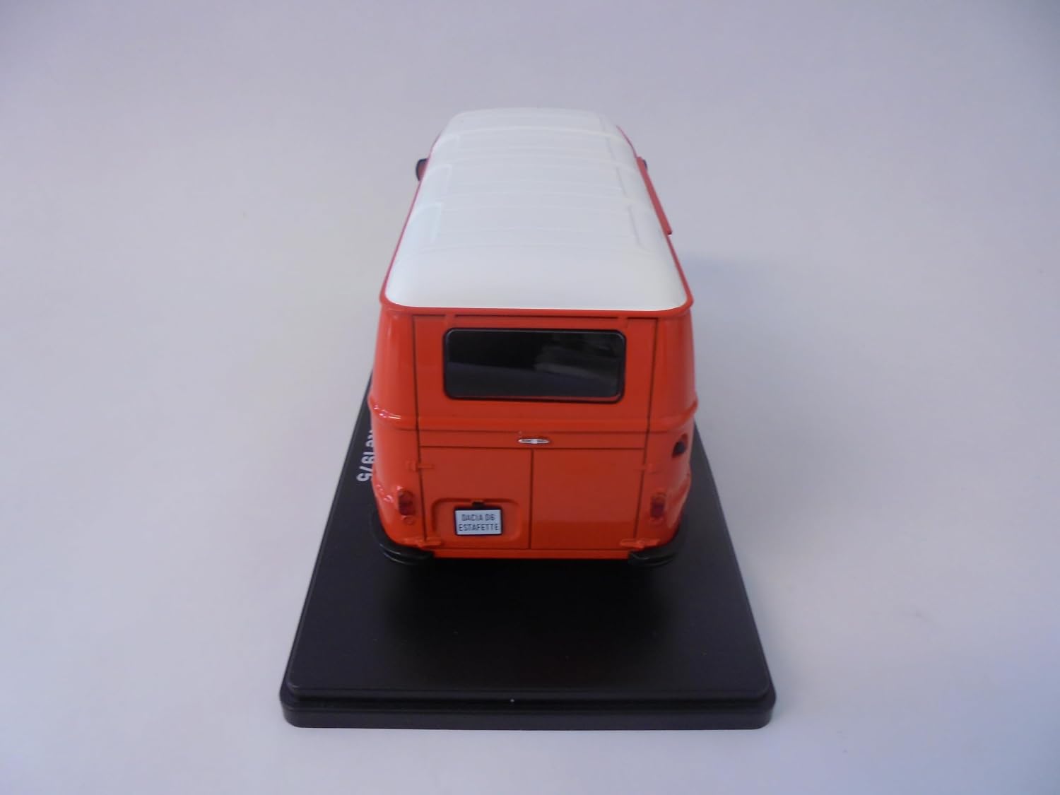 OPO 10 - Collectible Miniature car 1/24 Compatible with Dacia D6 Estafette (1975) VQR22