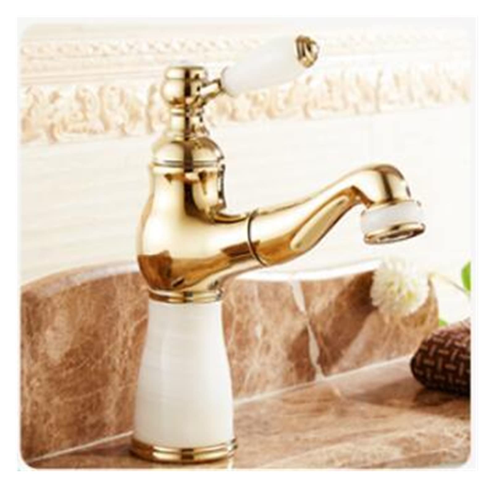 Robinet de lavabo au design jade et or pour une salle de bains moderne
