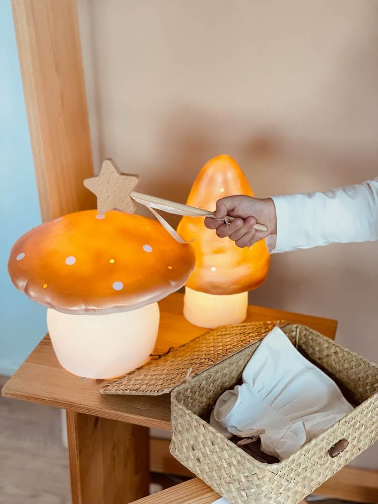 Egmont Toys Pilzlampe „Mushroom“, Rot – Kinder-Lampe handbemalt, 1,5 W LED – Dekoratives & sicheres Nachtlicht für Baby‑ & Kinderzimmer (Terra Rot Braun, Mittel Ø26X20)