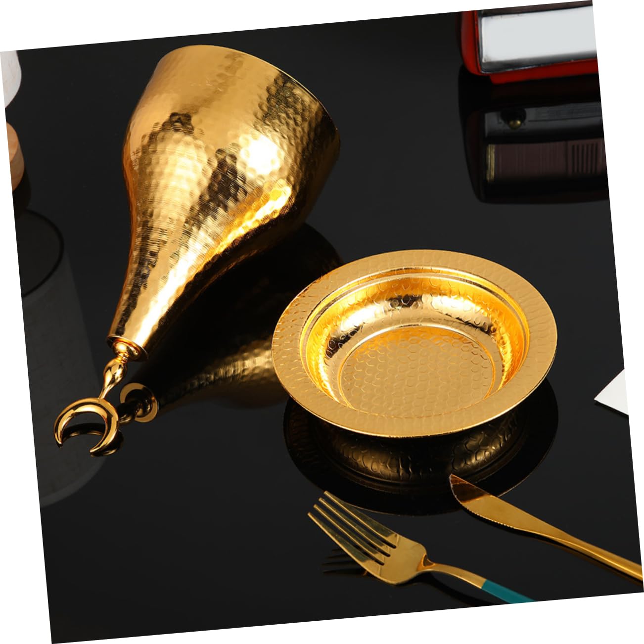 FUNOMOCYA European Style Moon Dessert Serving Tray with Lid Cake Plate for Snacks Cupcakes and Treats Display for Parties and Weddings