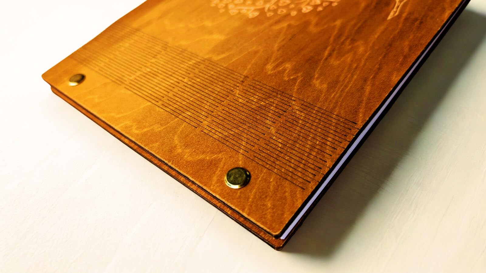 MALONA Libro de Oro de Madera para Boda, Bautismo o Cumpleaños - Libro de visitante / Guest book - Cuaderno de mensajes y recuerdos para todas las ocasiones - Estilo rural con grabado Árbol de la Vida