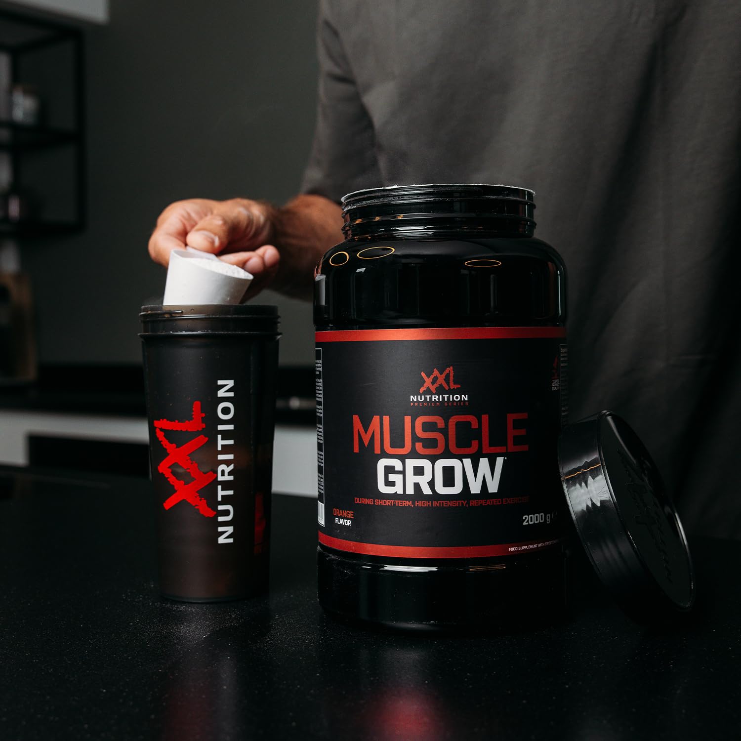 XXL Nutrition - Muscle Grow - All-in-One Supplement, Creatin, Protein, Vitamine & Mineralstoffe, Aminosäuren (BCAA), Kohlenhydrate, Kreatin, L-Glutamin und Taurin - Kirsche - 2000 Gramm
