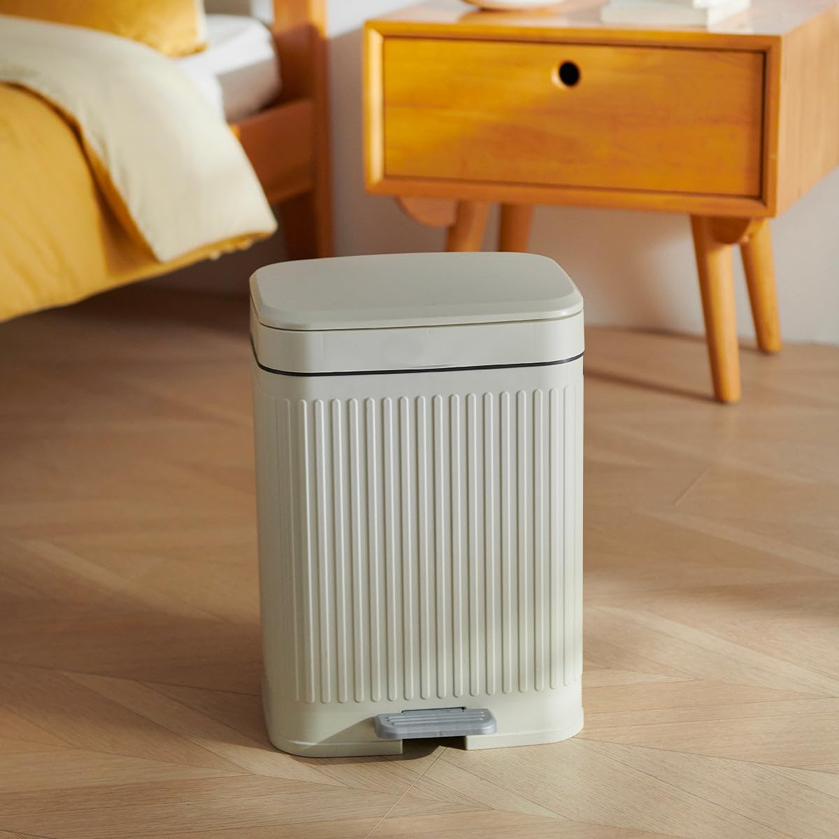 KITCHEN MOVE Pattumiera a pedale rettangolare in plastica 12L AURA Bianco