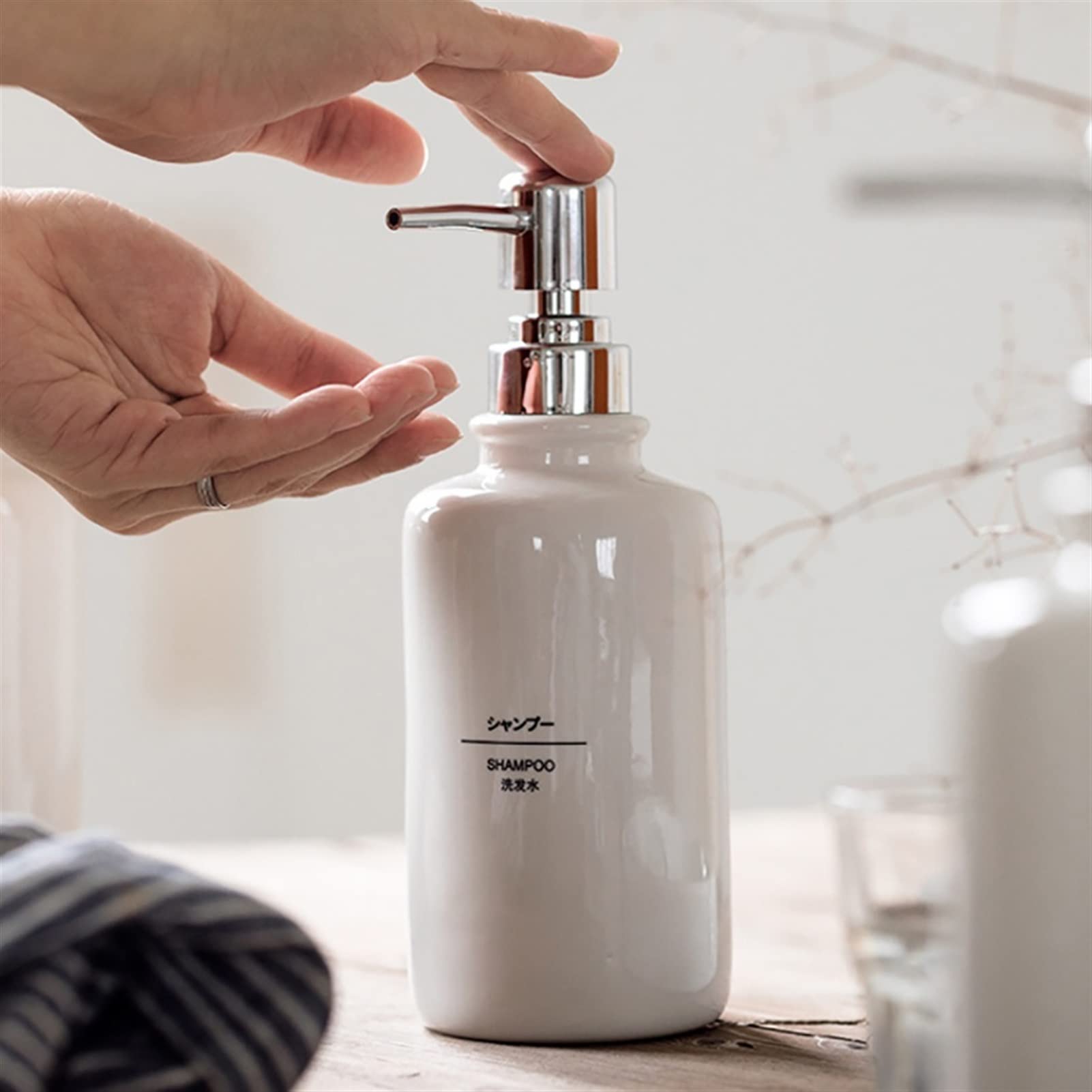 Seifenspender 400ml Weiße Seifenspender Bottle Ceramics Shampoo Duschgel Flasche for Badezimmer Küche nachfüllbarer Seifendosierer (Color : Body soap)