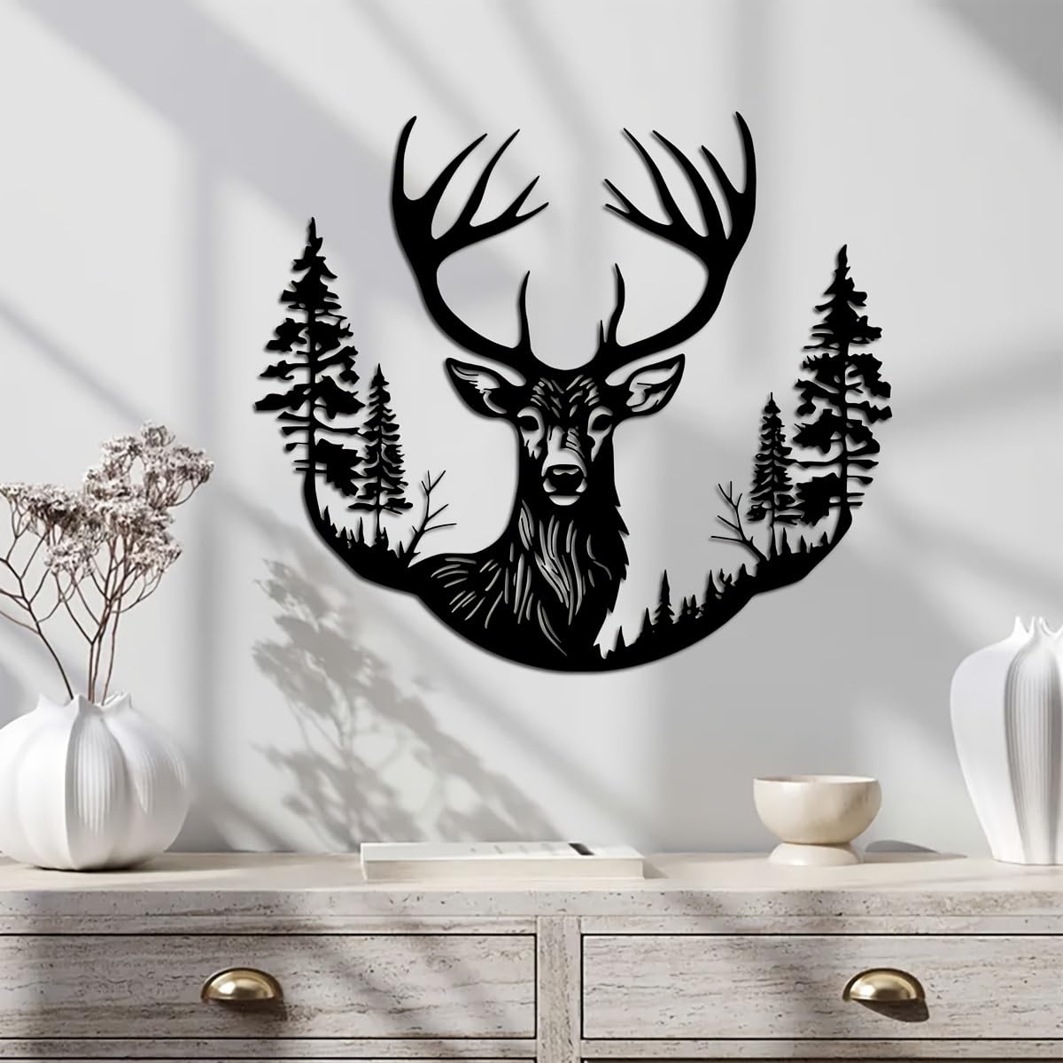 Decoración de pared abstracta contemporánea de metal con ciervo y árbol - 40 x 35,5 cm. Escena rústica de bosque de hierro con majestuoso ciervo. Para interiores y exteriores, ideal para el hogar