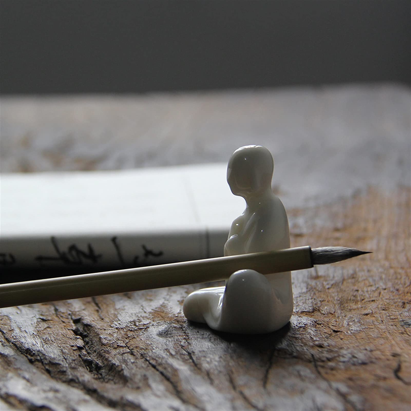 Portalápices de cerámica Blanca, con Forma de Monje, para Escritorio, de Porcelana, con reposapinceles, Altura de 6,4 cm.