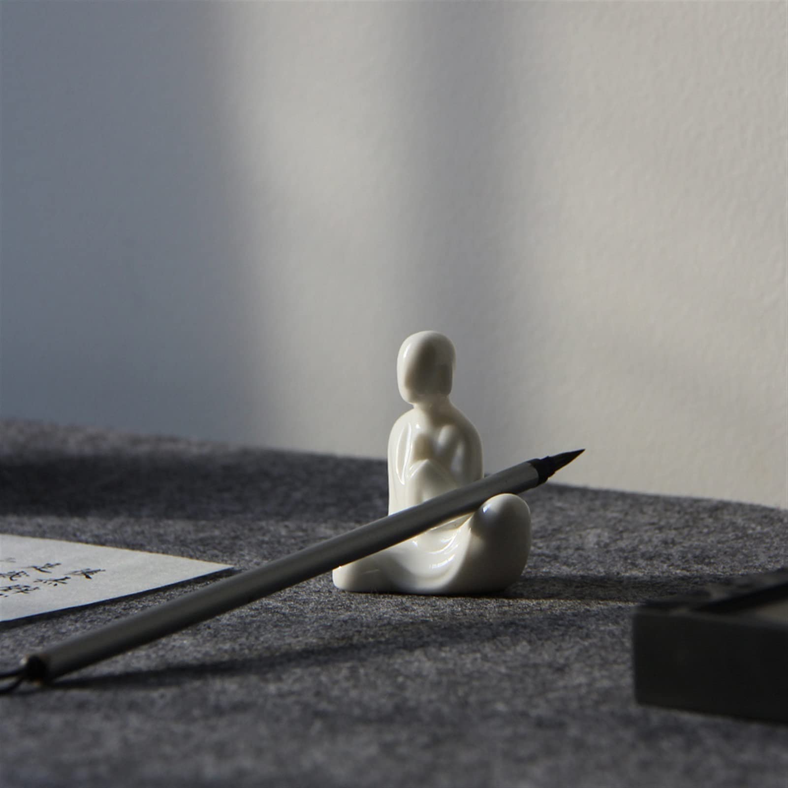 Portalápices de cerámica Blanca, con Forma de Monje, para Escritorio, de Porcelana, con reposapinceles, Altura de 6,4 cm.