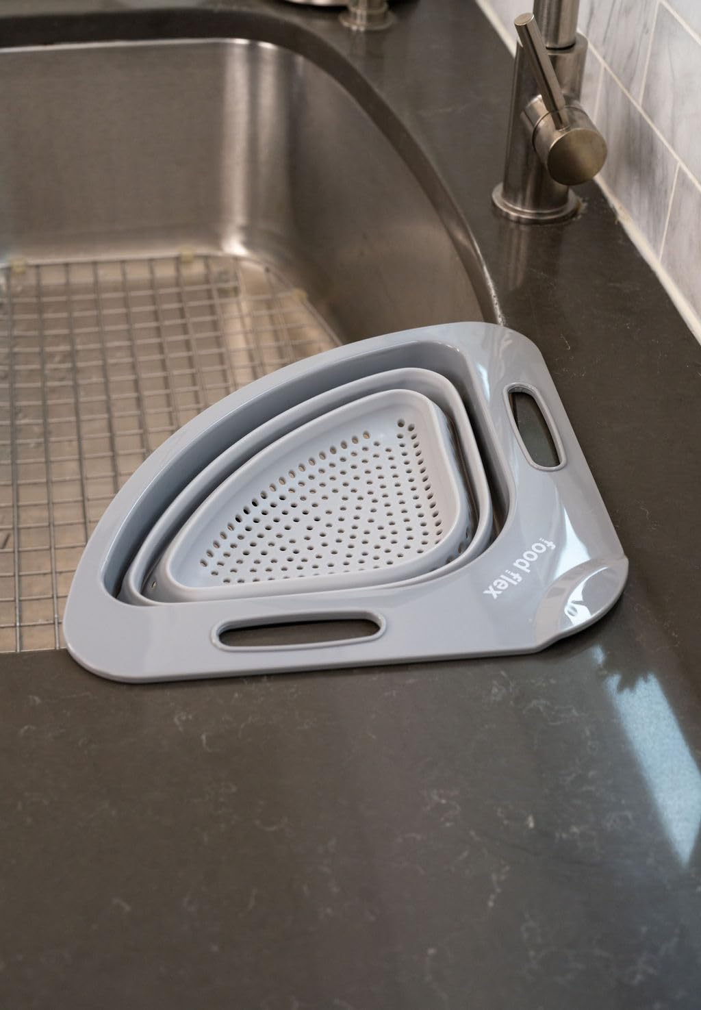 Cesta coladora plegable para fregadero, colador de esquina que ahorra espacio para frutas, verduras y pasta, diseño plegable para almacenamiento de cocina, 3.5 cuartos de galón (gris) 3