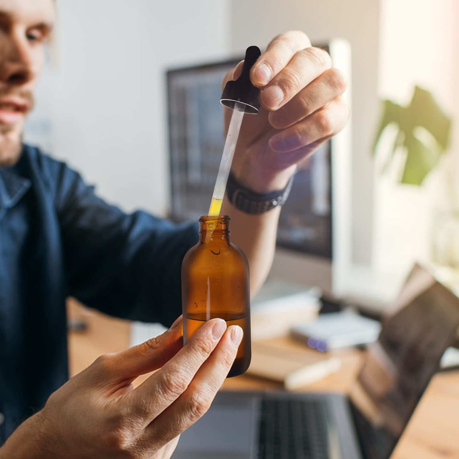 24 Stück bernsteinfarbene Glasflaschen mit Glas-Pipetten für ätherische Öle, 2 zusätzliche Tropfen, 36 Etiketten und 30 ml Messbecher im Lieferumfang enthalten)