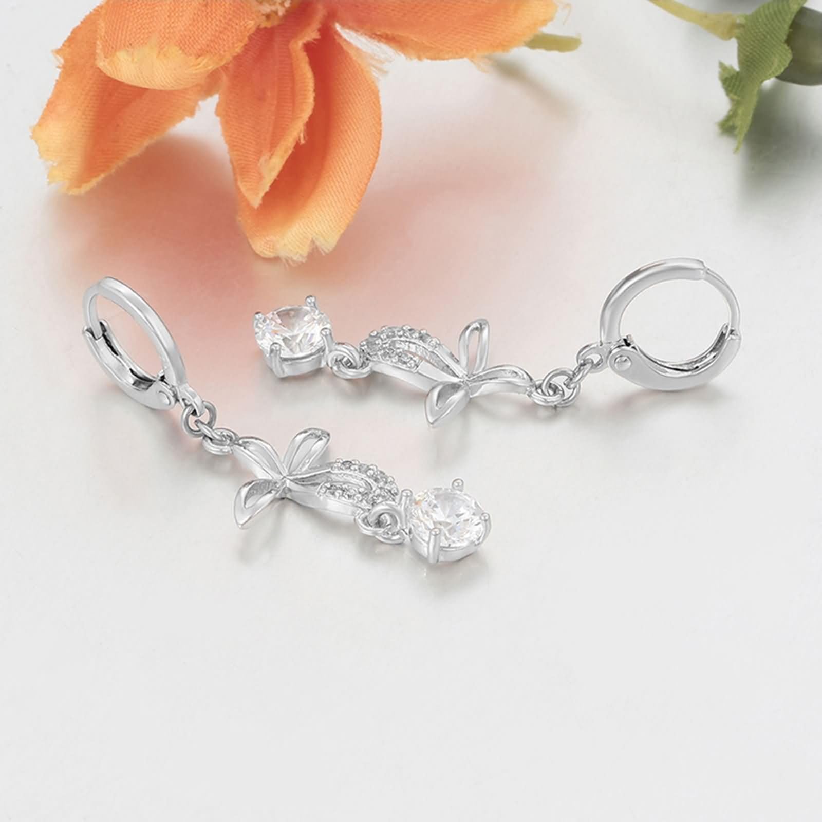 Pendientes de aro con colgante de mariposa y moissanita