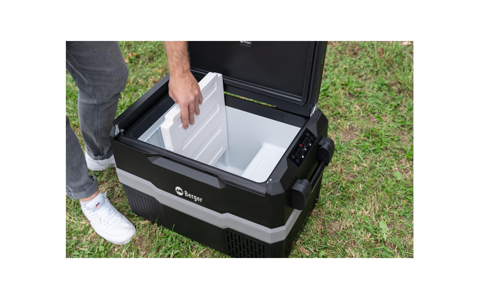 BERGER Tragbare Kompressor Kühlbox 12/24 V | Elektrische Kühlbox ideal für Camping mit Elektronischer Anzeige | Leistungsstarke Kühlung 20L,40L,45L | Perfekt für Reisen bei jedem Wetter (DMC 45 Liter)
