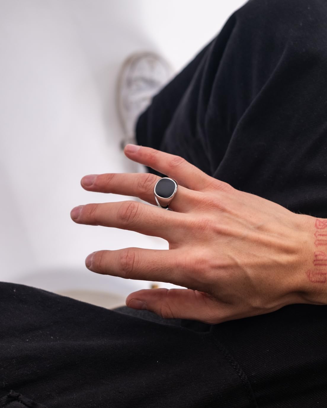 Schwarzer Siegelring für Herren und Damen - Streetwear Onyx Like Ring aus Edelstahl und 18K Gold - Wasserfester Signet Ring in Silber und Gold