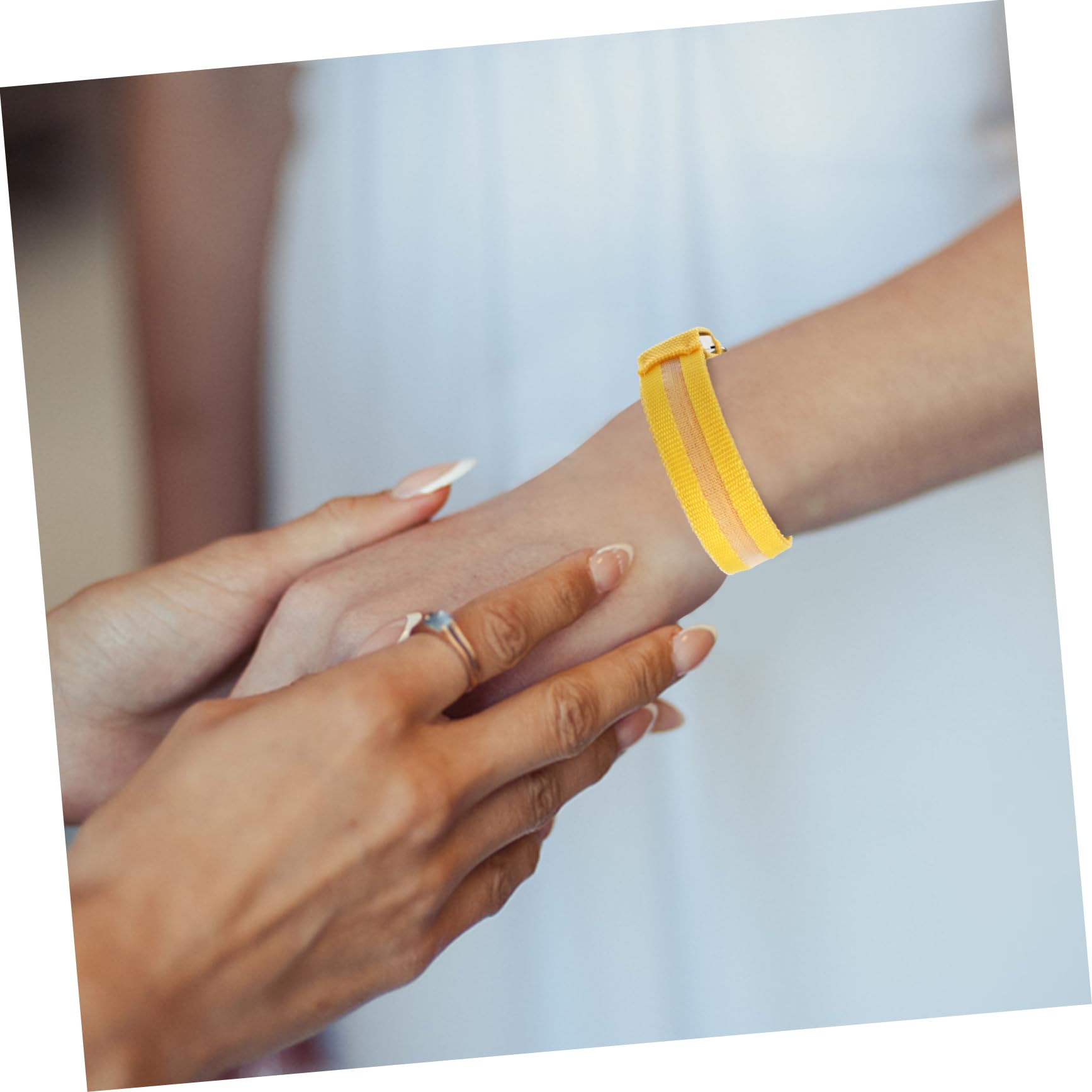 Abaodam 1set LED Reflective Sports Bracelets Adjustable Night Run Equipment with Glowing Safety Signal Light for Runners Cycling Outdoor Activities USB Rechargeable High Visibility 2pcs