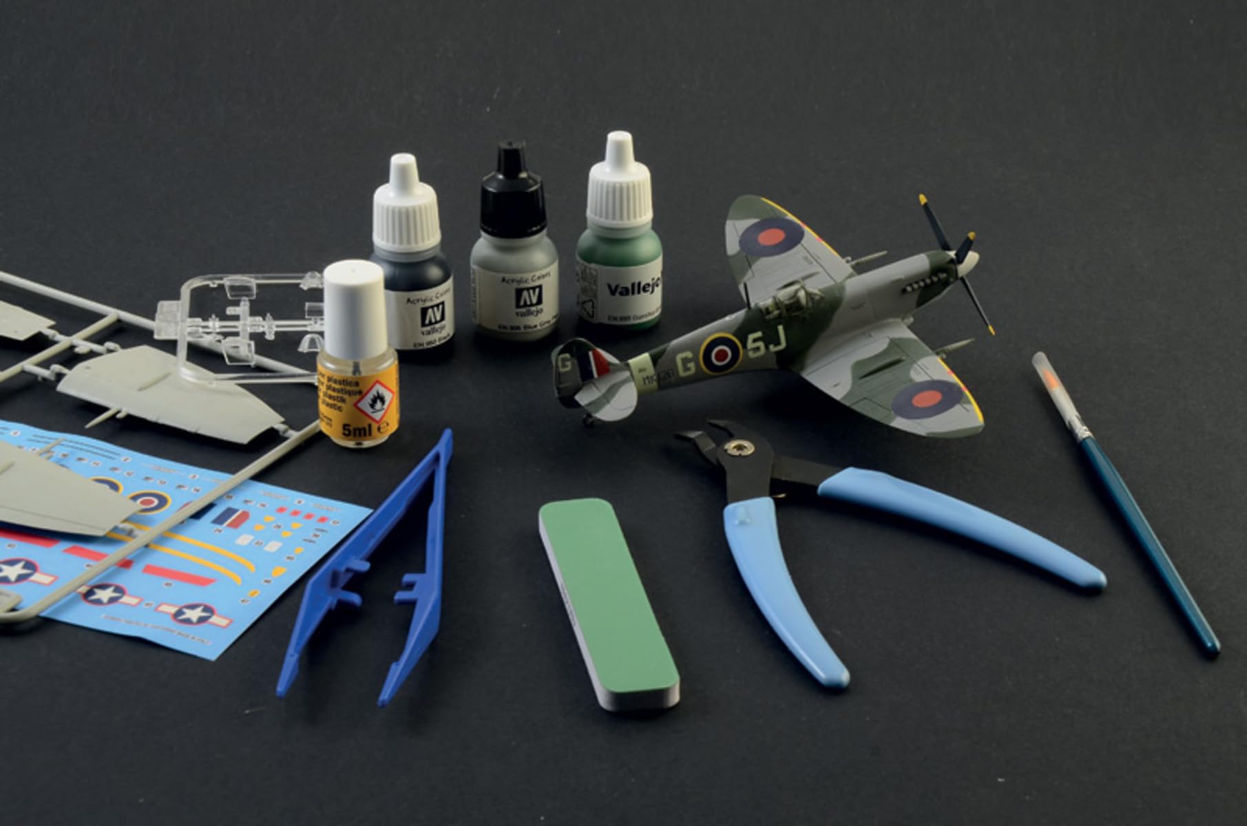 Italeri 72007 Complete Set For Modeling: Spitfire Mk.IX, 1:72 Scale, Plastic Model Kit/Plastic Model Assembly Complete With All Accessories