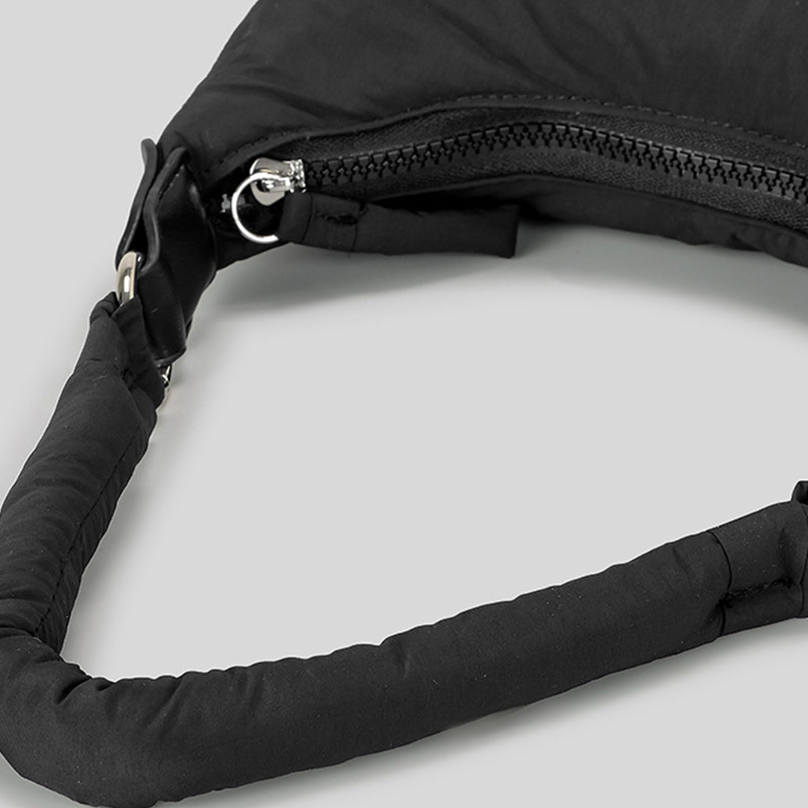 Elegante bolso de hombro acolchado con correa ajustable