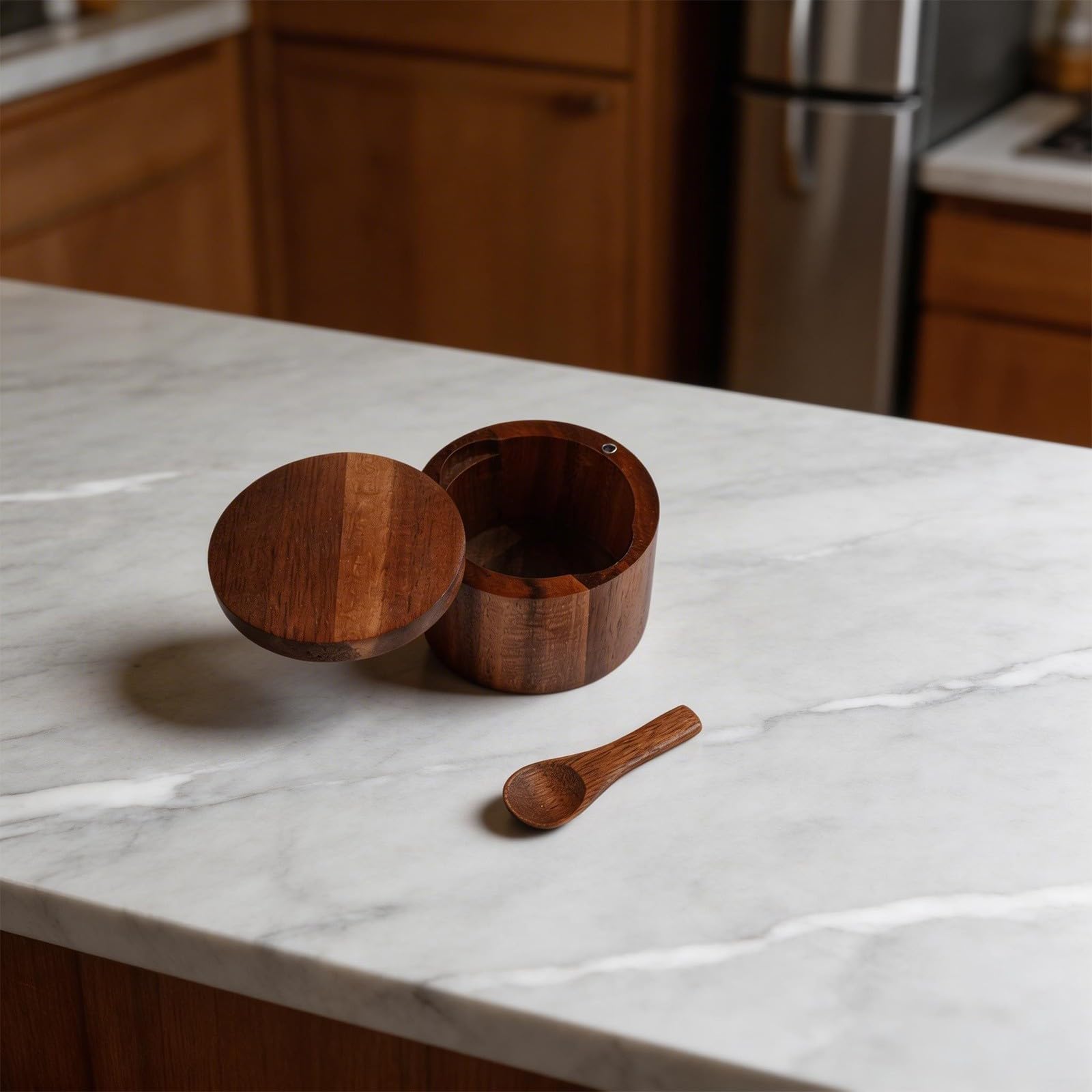 Salero de madera natural con tapa de cierre giratorio y ranura funcional para cuchara para un flujo de trabajo de cocina optimizado (marrón)