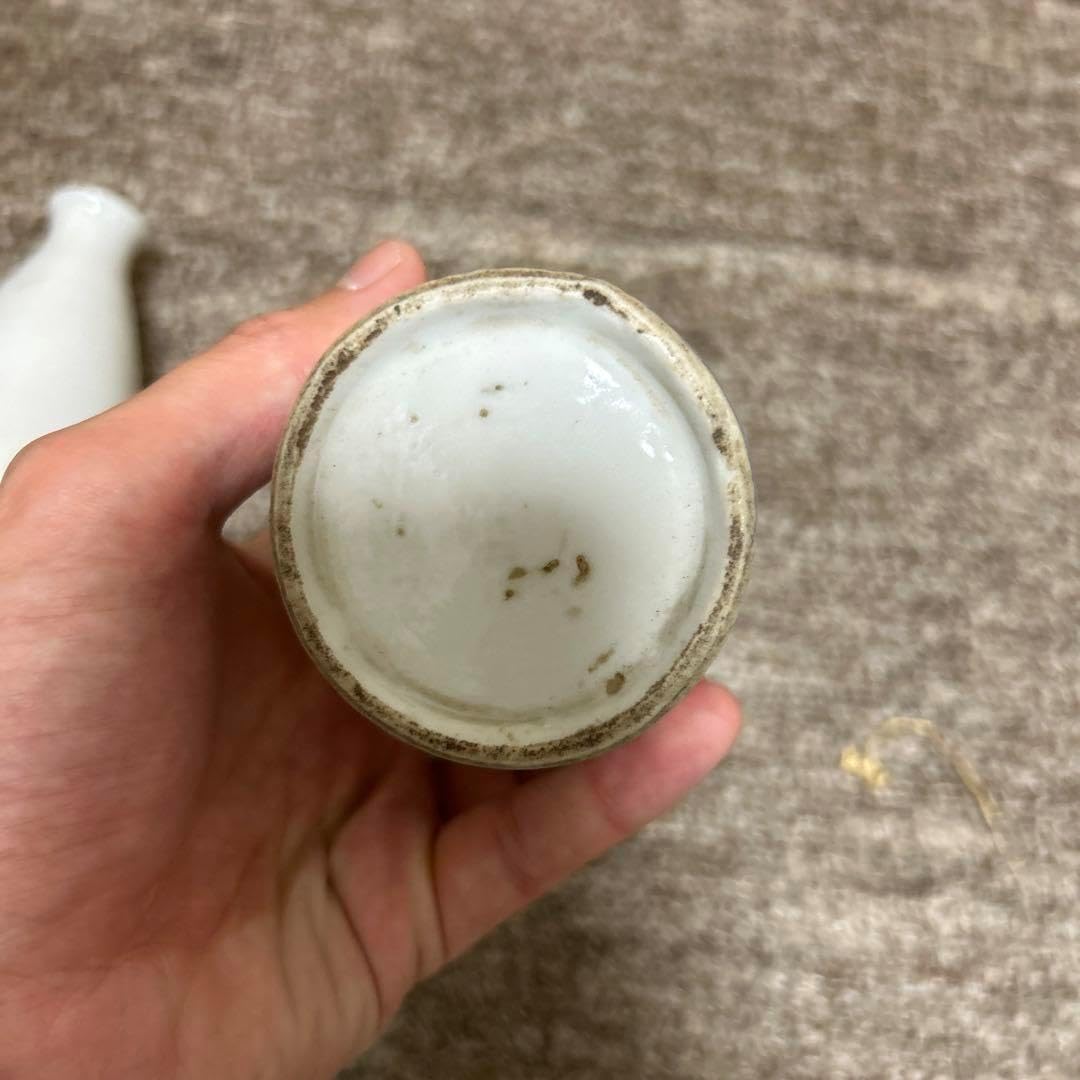 陶器の瓶 2つ、おちょこのセット 陶器の瓶 2つ、おちょこのセット