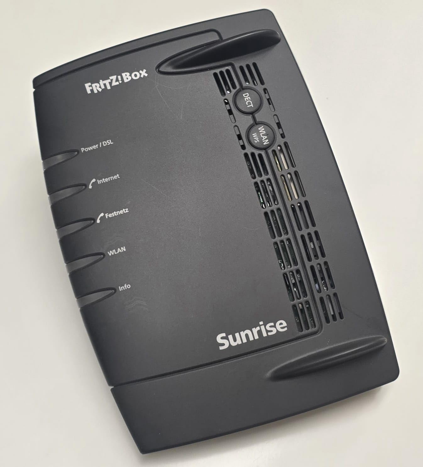 AVM FRITZ!Box 7490 Routeur WLAN AC + N (VDSL/ADSL, 1300 Mbit/s (5 GHz), 450 Mbit/s (2,4 GHz), base DECT, serveur multimédia, noir - Édition Sunrise (reconditionné)