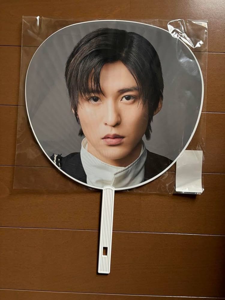 ❤︎　目黒蓮うちわ 目黒蓮 公式うちわ - メルカリ