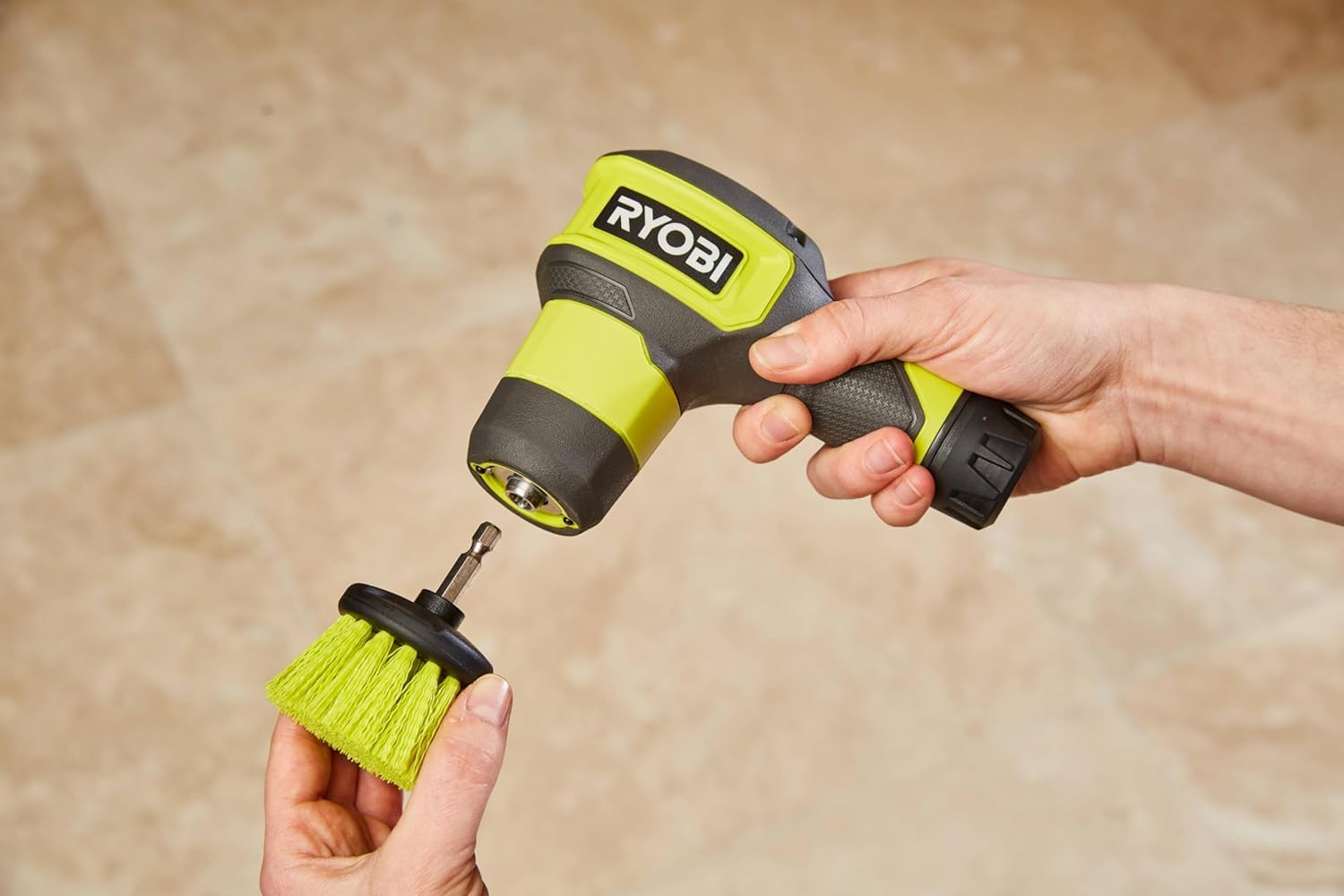 RYOBI 2-biegowa szczotka litowa USB 4V Idealna do łatwego czyszczenia zlewozmywaków, kabin prysznicowych - W zestawie z 1 wielofunkcyjną szczotką 50 mm i 1 baterią litową USB 4V 2,0 Ah - RSCR4-120G