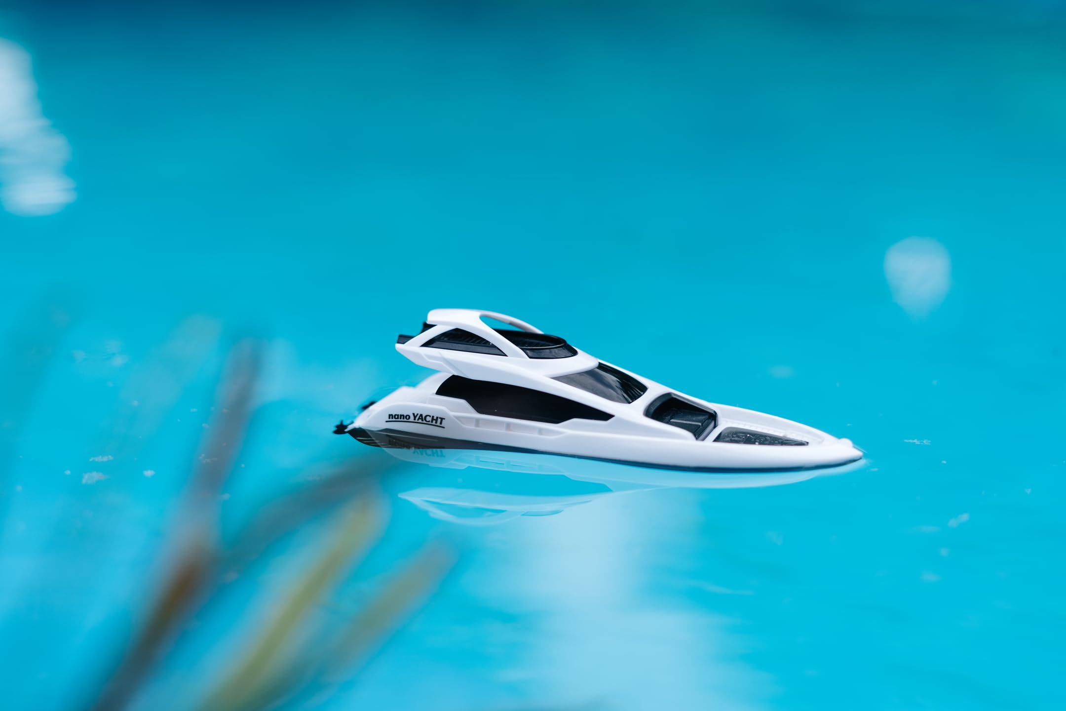 Carson 500108057 Nano Racer Yacht 2.4 GHz - łódź zdalnie sterowana, łódź RC, łódź zdalnie sterowana dla dzieci i dorosłych, w tym pilot zdalnego sterowania