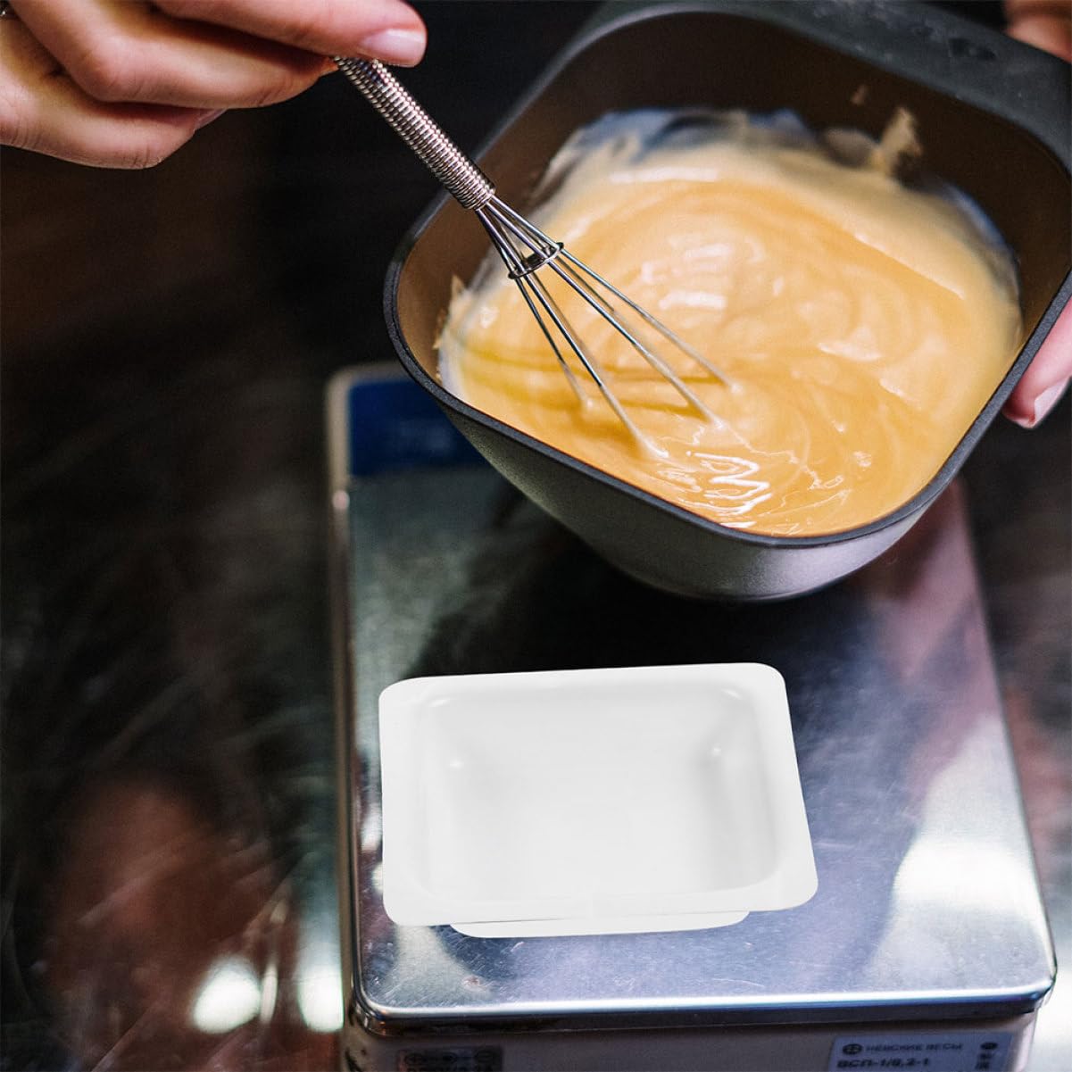 SOLUSTRE Plastic Weighing Trays Set (50pcs) Sample Weighing Boats Easy-Clean Surface Ideal for Lab Home Use