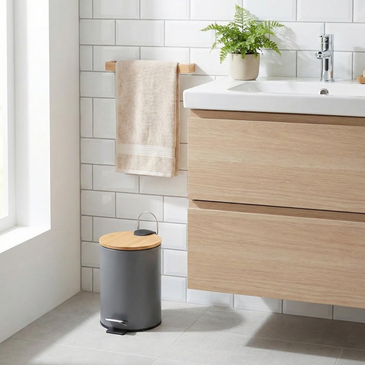 LOLAhome - Papelera de 3 litros de Pedal de Metal Gris y Tapa de Bambú para Baño - Cubo Interior Extraíble y Acabado Mate Antihuellas