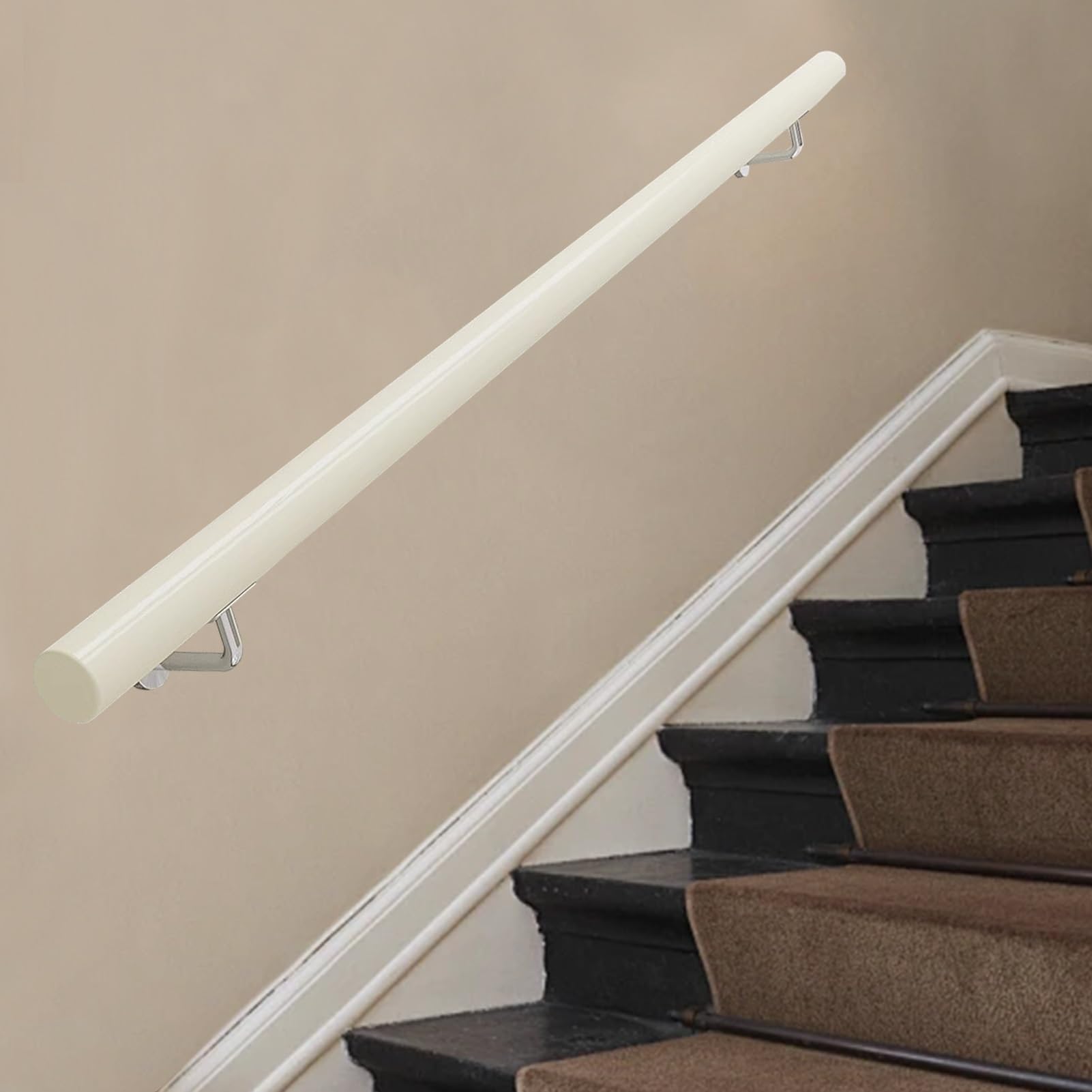 Main courante antidérapante en bois blanc pour un escalier sécurisé