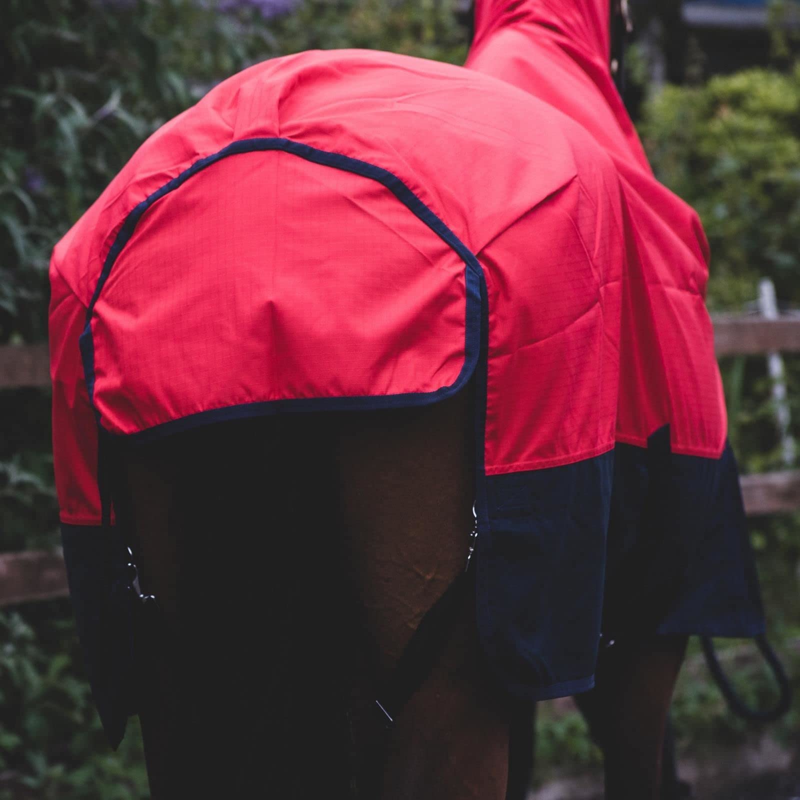 Equitack 1200D Winterdecke Pferd, 155cm | 100g Highneck Regendecke Pferd mit Fleece | wasserdichte Outdoordecke Pferd |Rot/Schwarz