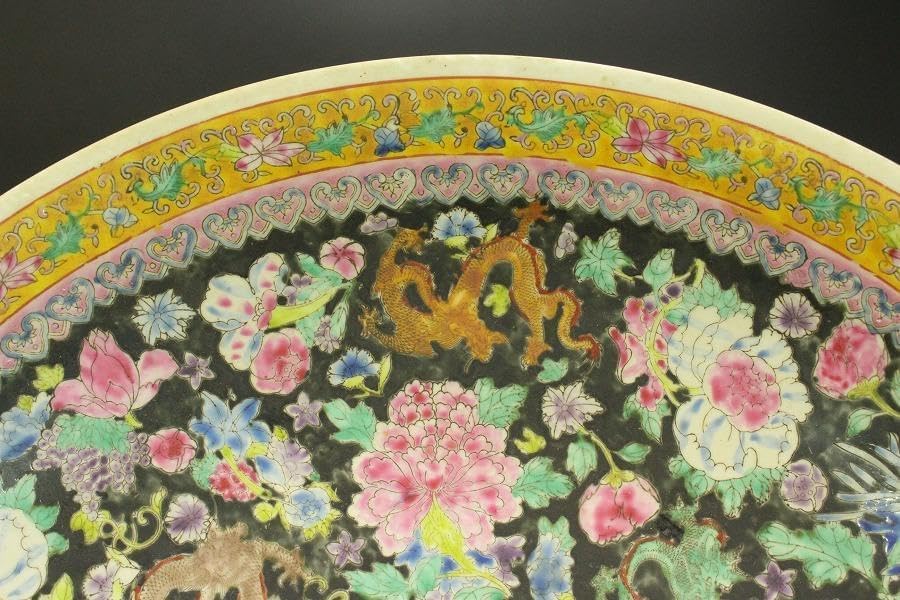 中国美術 粉彩 色絵 黒地 纏草花龍紋 盤 φ39.5cm(LC342)