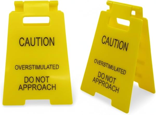 Letrero de Escritorio de Precaución por Sobreestimulación - Letrero de No Acercarse Ideal como Regalo para Cubículo de Oficina, Letrero Pequeño Humorístico, Decoración Novedosa para Espacios de Trabajo Animados (1)