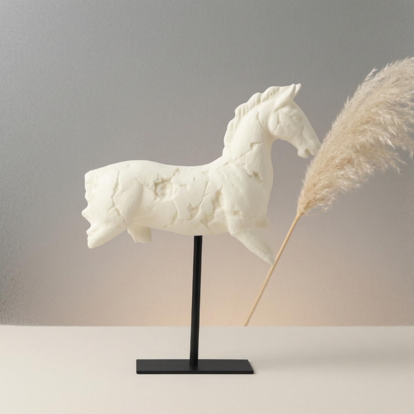 Escultura de Caballo Decorativa en Resina con Acabado Rústico y Textura Esculpida sobre Soporte de Metal Robusto Adecuada para Consola Sala Oficina Librería, Gris, 31.5 10 40cm