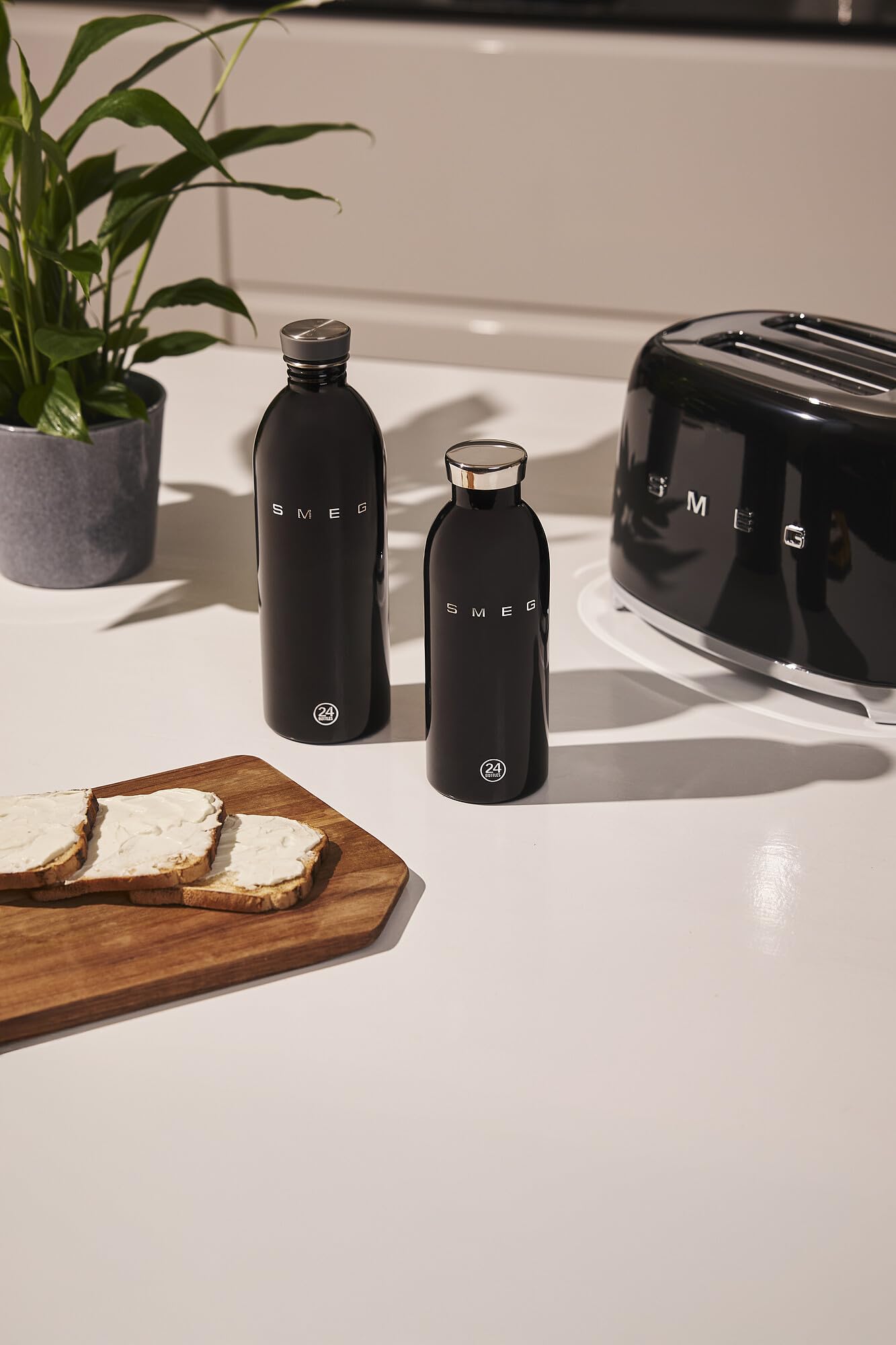 Smeg x 24Bottles Clima Bottle, 500 ml Isolierte Edelstahl Trinkflasche WBF01BL, Doppelwandige Isolierung und Luftdichter Verschluss, 24h Kalt & 12h Heiß, Schwarz