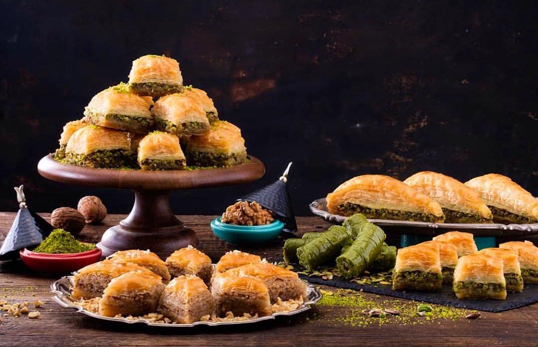 Hafiz Mustafa 1864 Istanbul Baklava Pastry Box - Baked Baklava Dessert Snacks Made from Fresh Phyllo Dough Sheets, Pistachio, Hazelnut, Walnut - Turkish Sweets Tray Gift Ideas for Birthday, Christmas