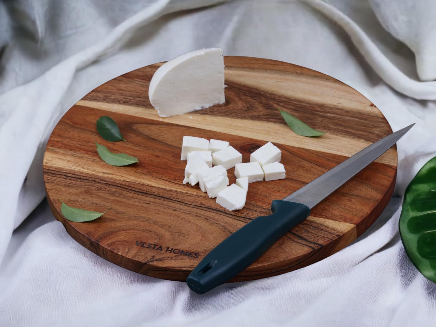Vesta Homes Tablas de cortar redondas para cocina, juego de 2 tablas de cortar de madera grandes, tabla de embutidos de acacia, tabla de servir para frutas, verduras y queso, 12 x 12 pulgadas, 11.6 x