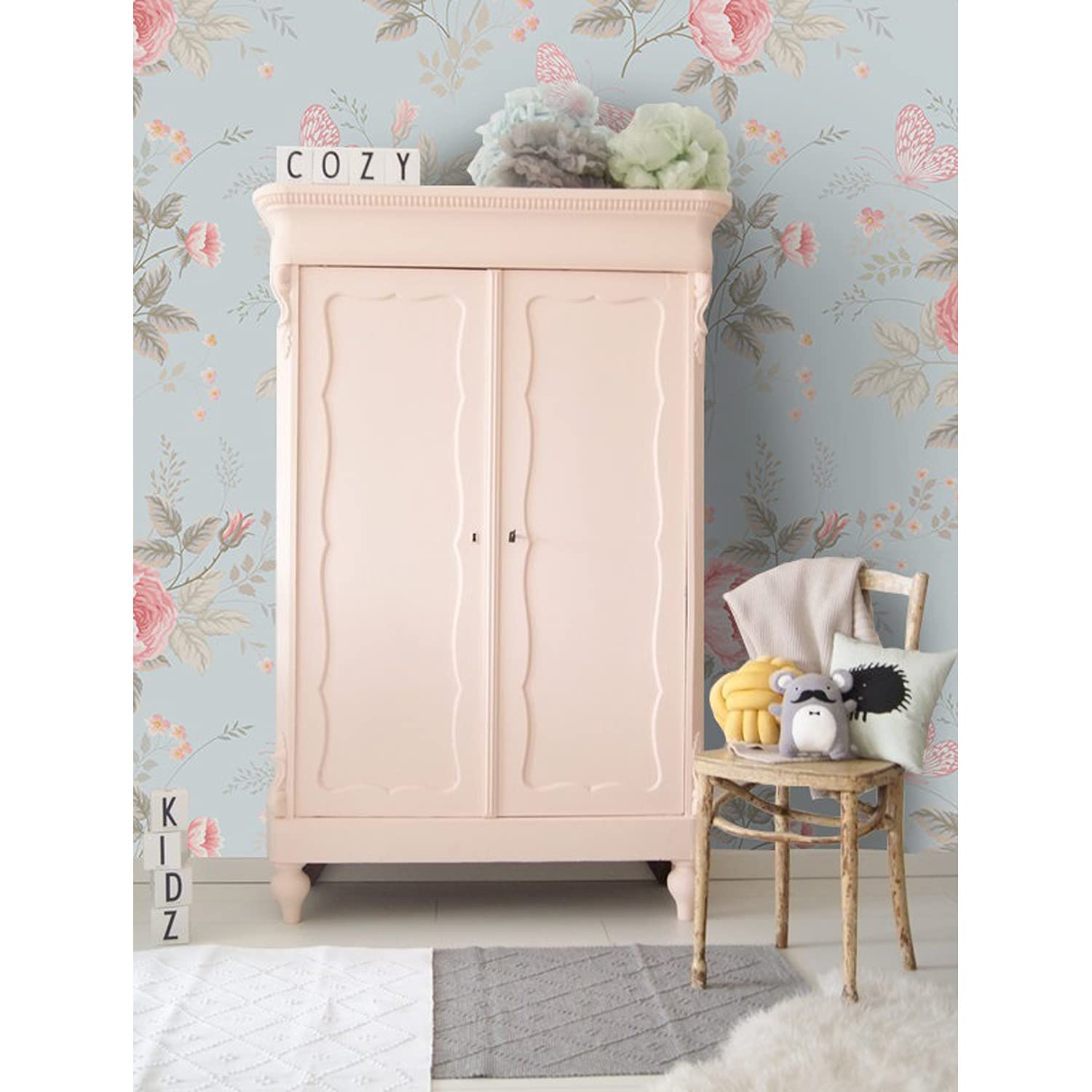 Papier peint papillons de roses pour créer une ambiance romantique dans votre salon