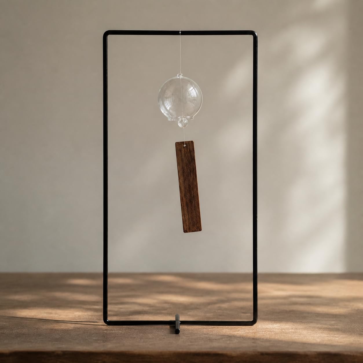 Japanisches Windspiel mit Ständer, violettem Sandelholzstab