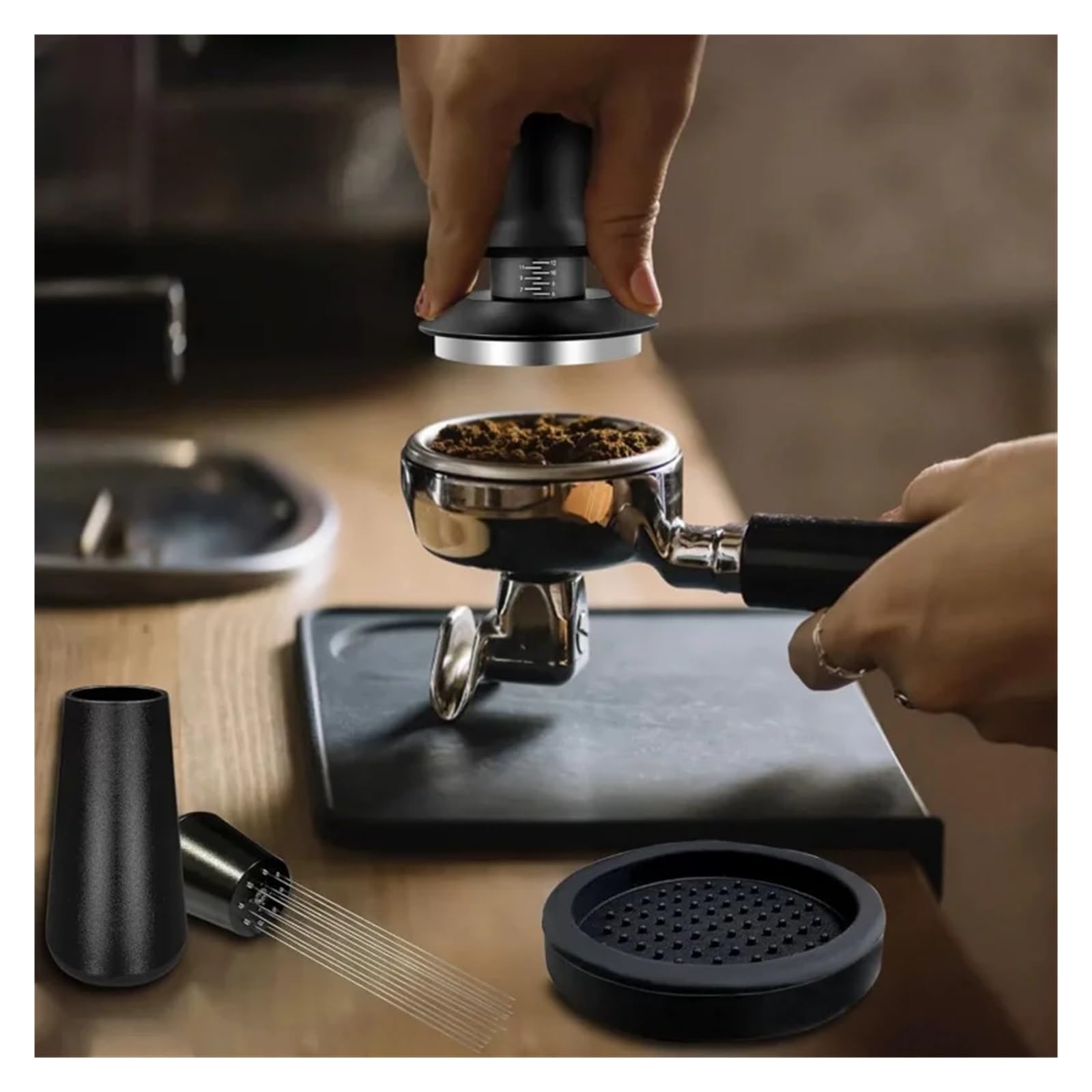 Kit di accessori da 4 pezzi Distributore caffè e strumento livellatore antimanomissione set imbuto dosatore for 51 mm per Caffè(A Black 1 set)