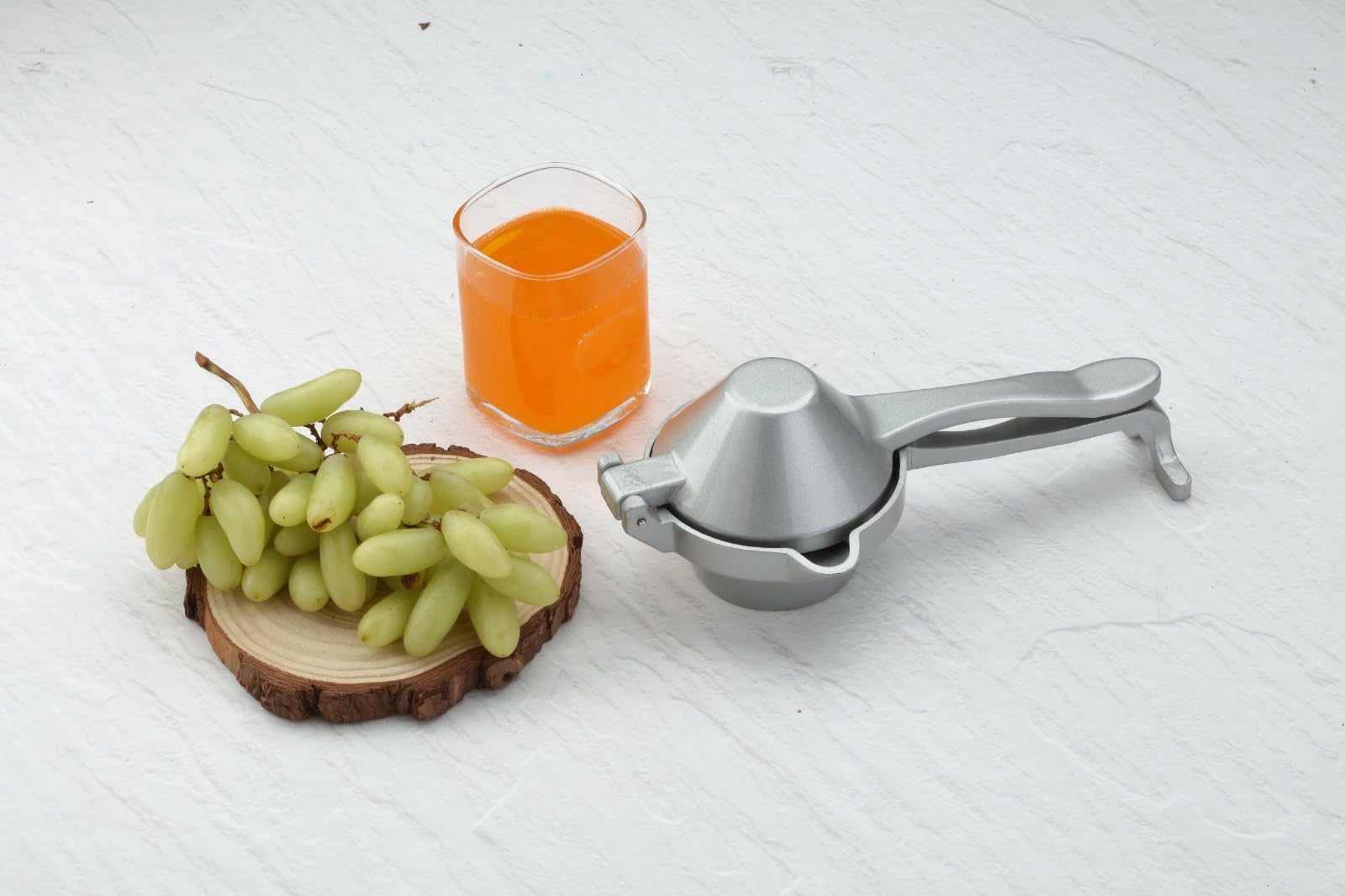 Exprimidor de mano | Exprimidor manual de aluminio | Agarre ergonómico para una extracción eficiente de jugo de cítricos y otras frutas | Compacto duradero fácil de usar y limpiar | Pesado 360 gramos