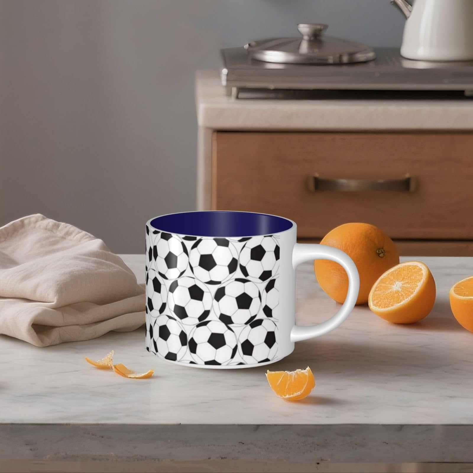 Tazza da caffè in ceramica stampata con motivo a pallone da calcio in bianco e nero